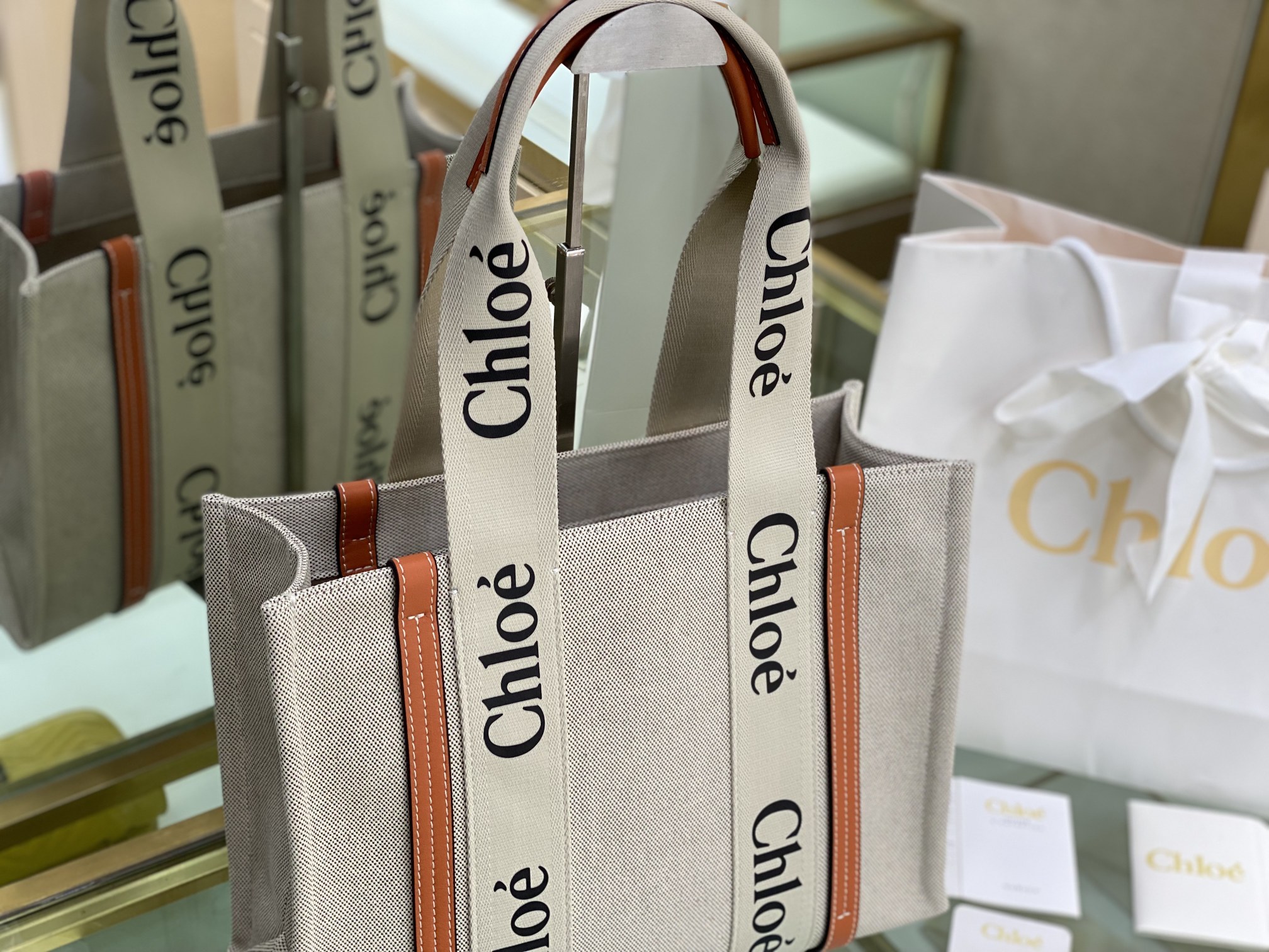 Chloe Medium Woody Tote Bag In Linen 